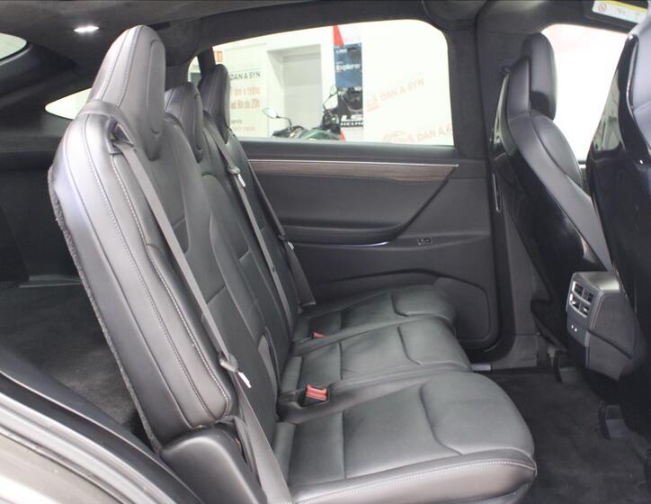 Tesla Model X 14