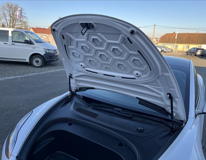 Tesla Model 3 Sedan / Limuzína 0,0 208 kw