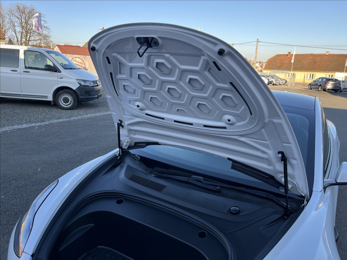 Tesla Model 3 Sedan / Limuzína 0,0 208 kw