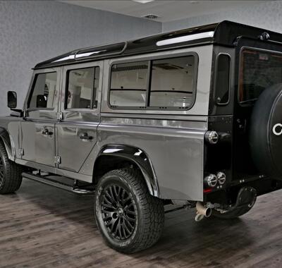 Land Rover Defender 5