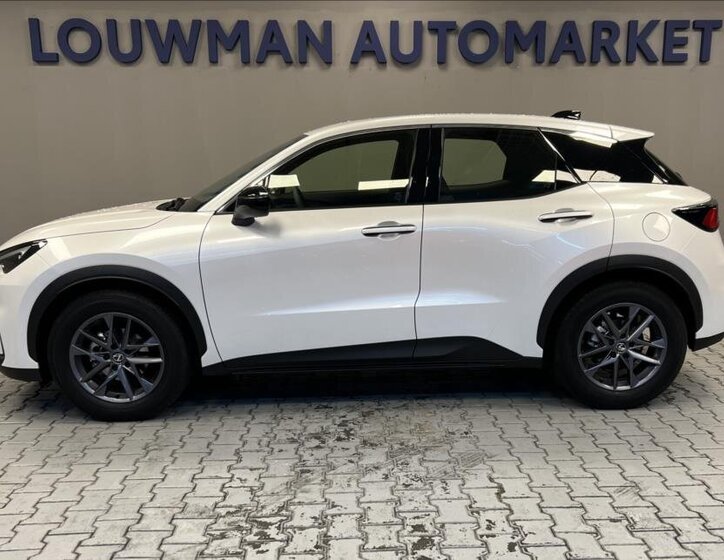 Lexus LBX SUV / Terénní 1,5 l 100 kw