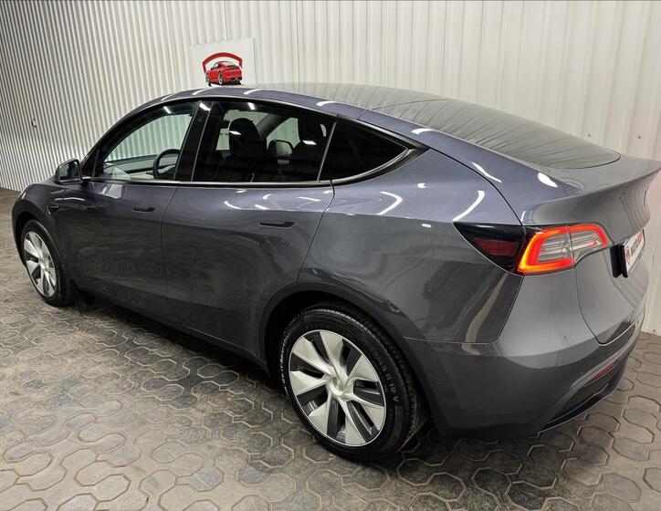 Tesla Model Y 6