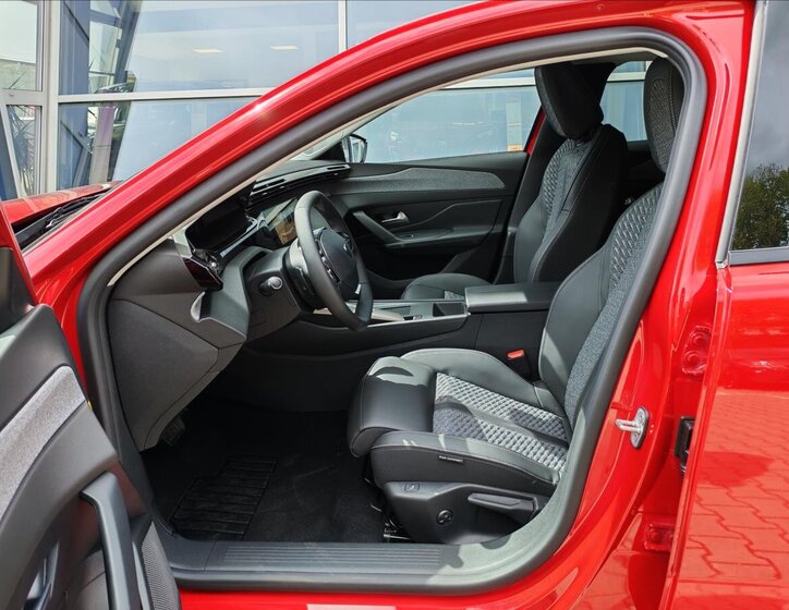 Peugeot 408 Sedan / Limuzína 1,2 l 107 kw
