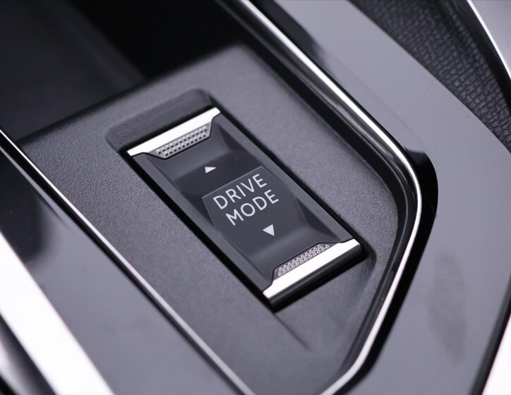 Peugeot 3008 SUV 1,6 l 133 kw