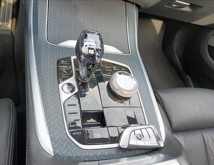 BMW X7 SUV / Terénní 4,4 l 390 kw