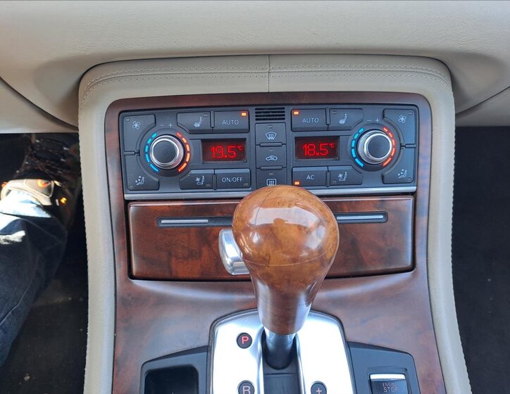 Audi A8 Sedan / Limuzína 4,1 l 240 kw