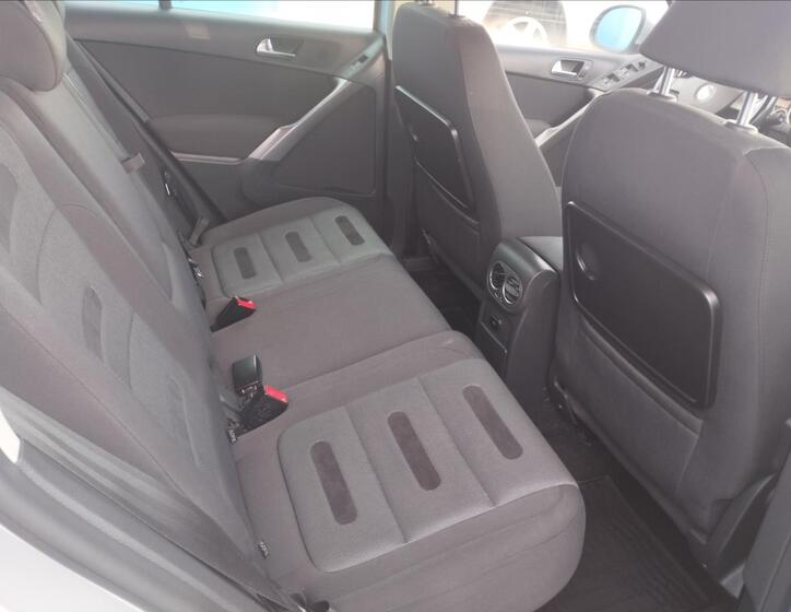 Volkswagen Tiguan 9