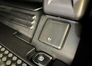 Land Rover Defender 10