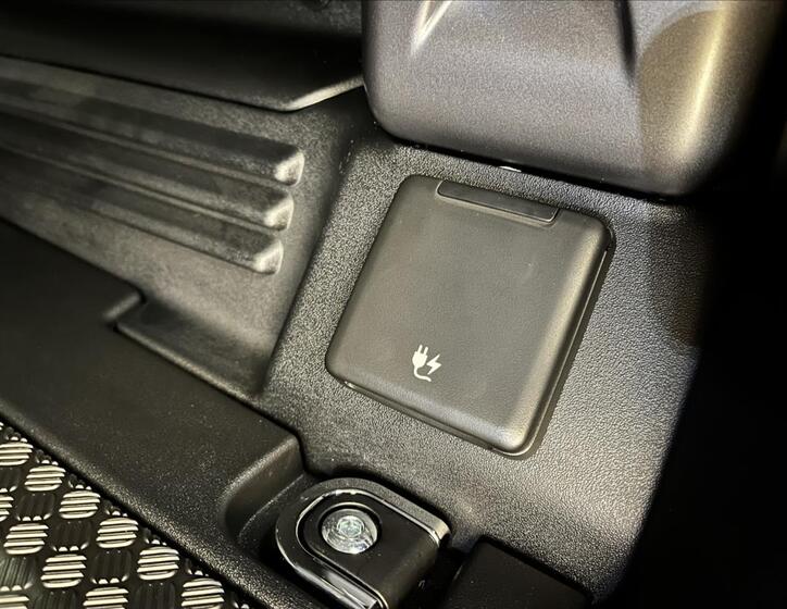 Land Rover Defender 10