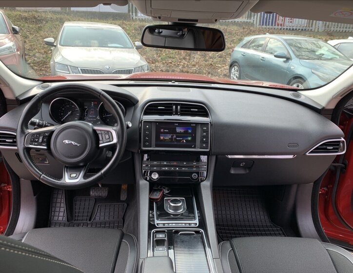 Jaguar F-Pace SUV / Terénní 2,0 l 132 kw