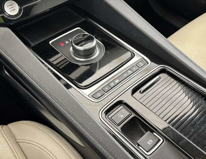 Jaguar F-Pace SUV / Terénní 2,0 l 132 kw