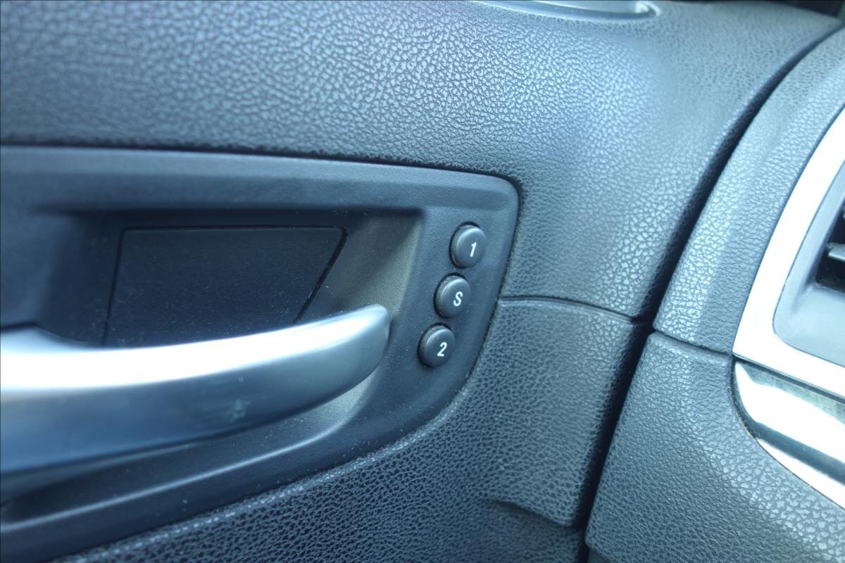 Lancia Thema Sedan 3,0 l 140 kw