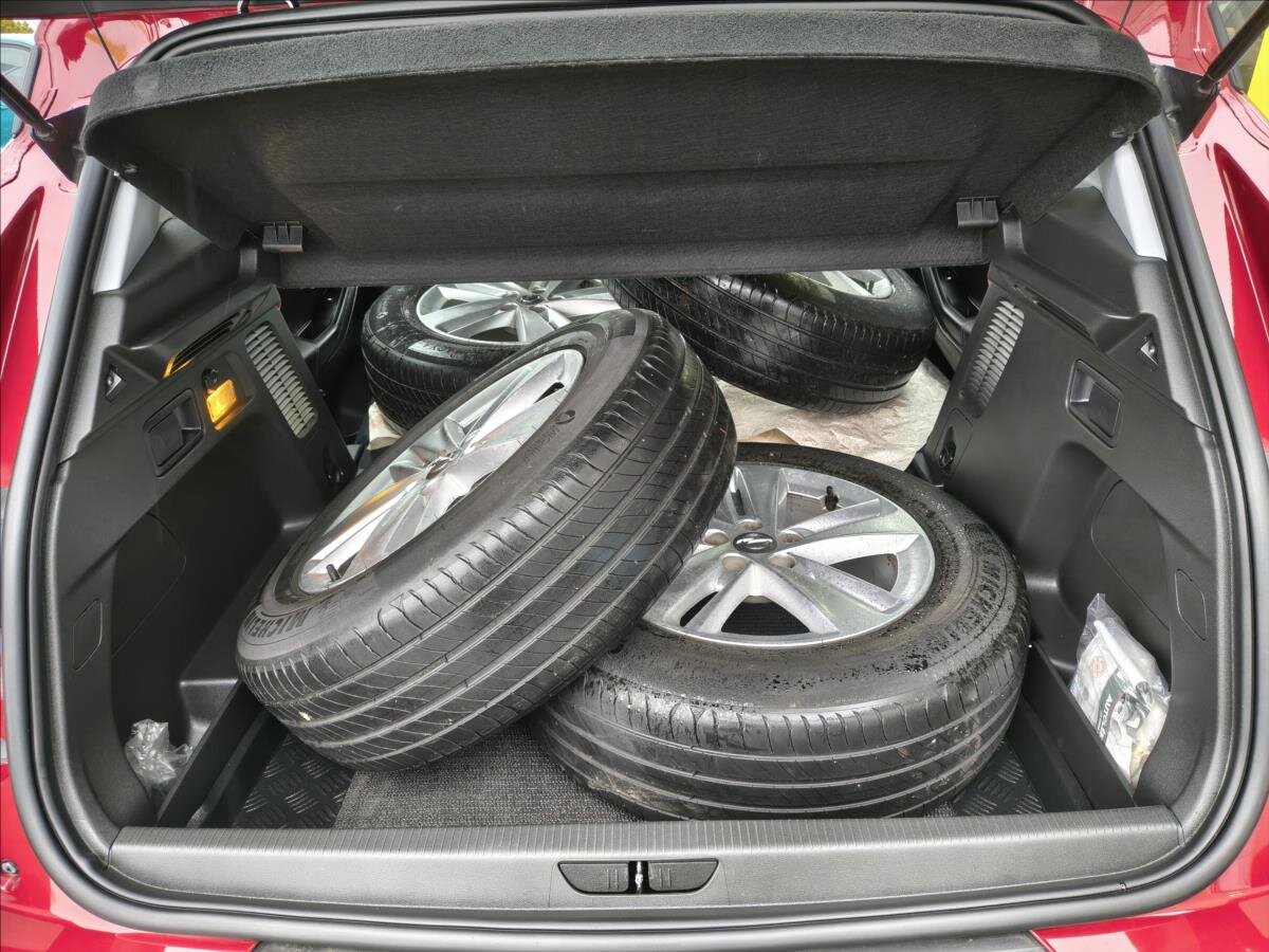 Opel Grandland SUV / Terénní 1,2 l 96 kw