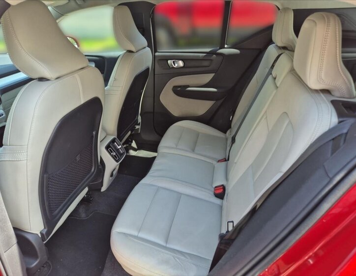 Volvo XC40 SUV / Terénní 2,0 l 145 kw