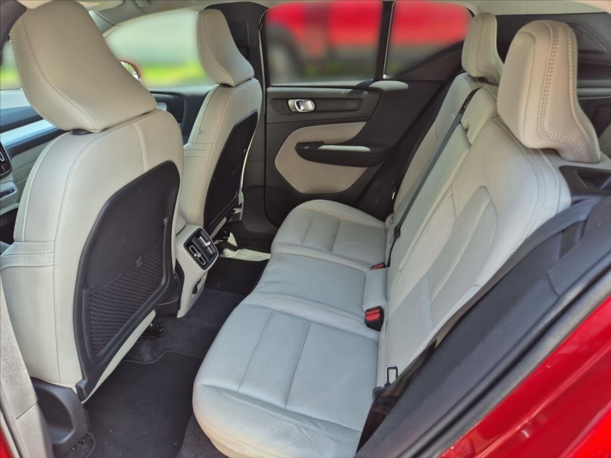Volvo XC40 SUV / Terénní 2,0 l 145 kw