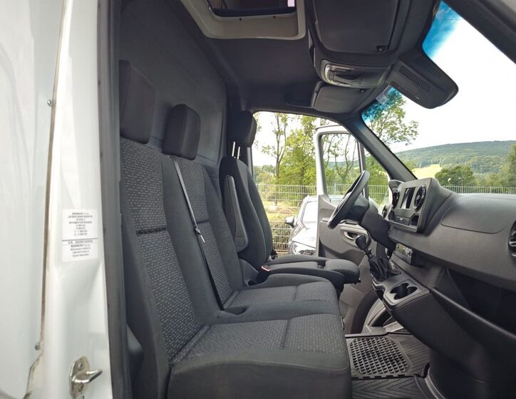 Mercedes-Benz Sprinter 11