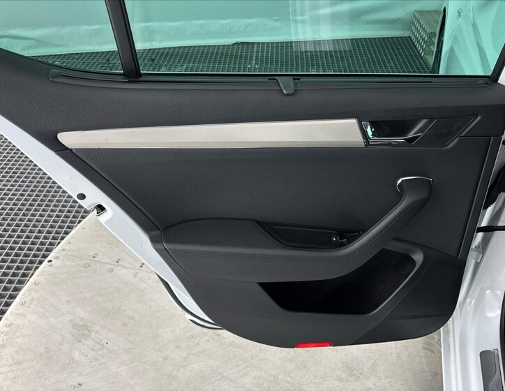 Škoda Superb Sedan / Limuzína 1,4 l 160 kw