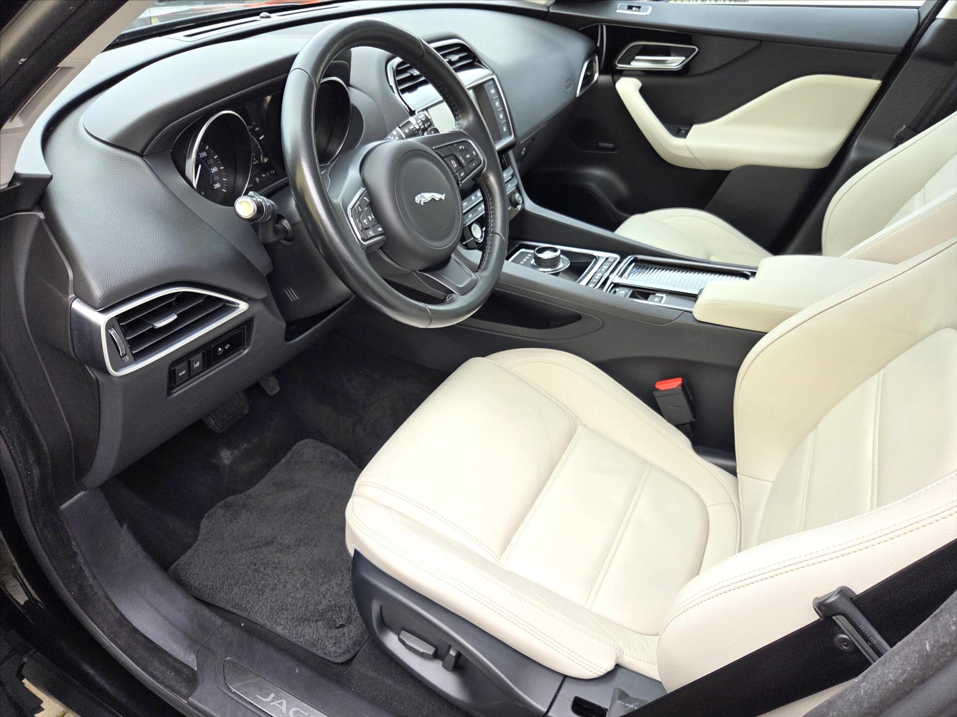 Jaguar F-Pace SUV 3,0 l 221 kw