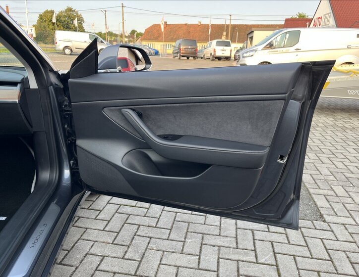 Tesla Model 3 Ostatní 0,0 239 kw