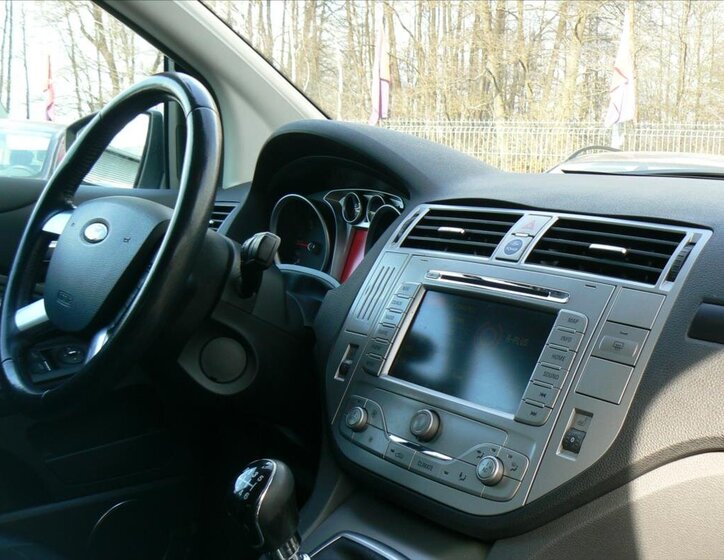 Ford Kuga SUV / Terénní 2,0 l 100 kw