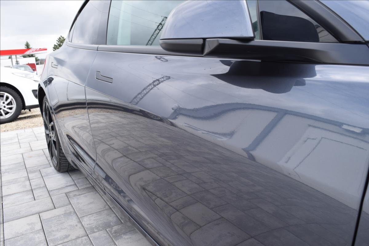 Tesla Model 3 Sedan / Limuzína 0,0 377 kw