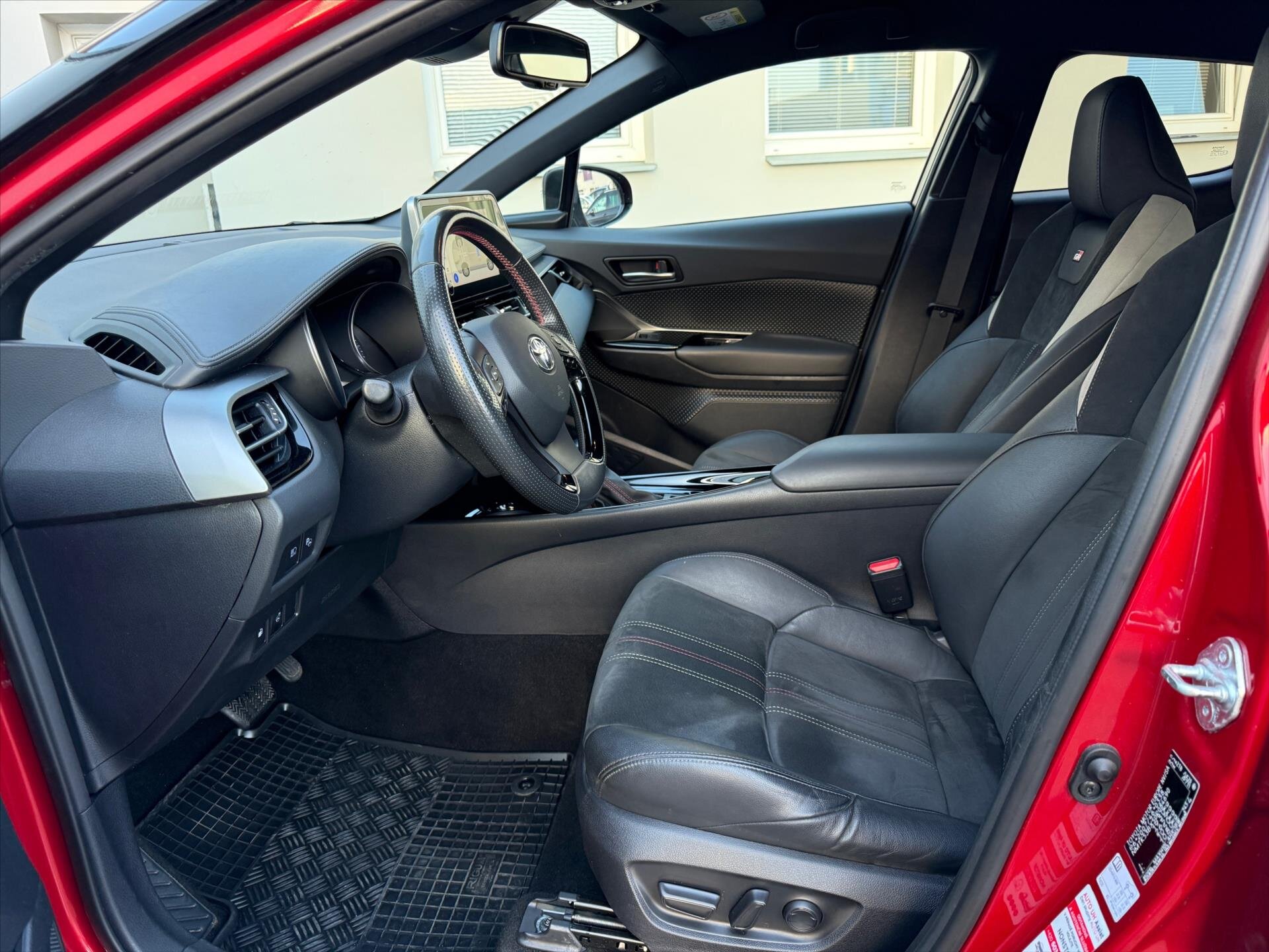 Toyota C-HR SUV 2,0 l 112 kw