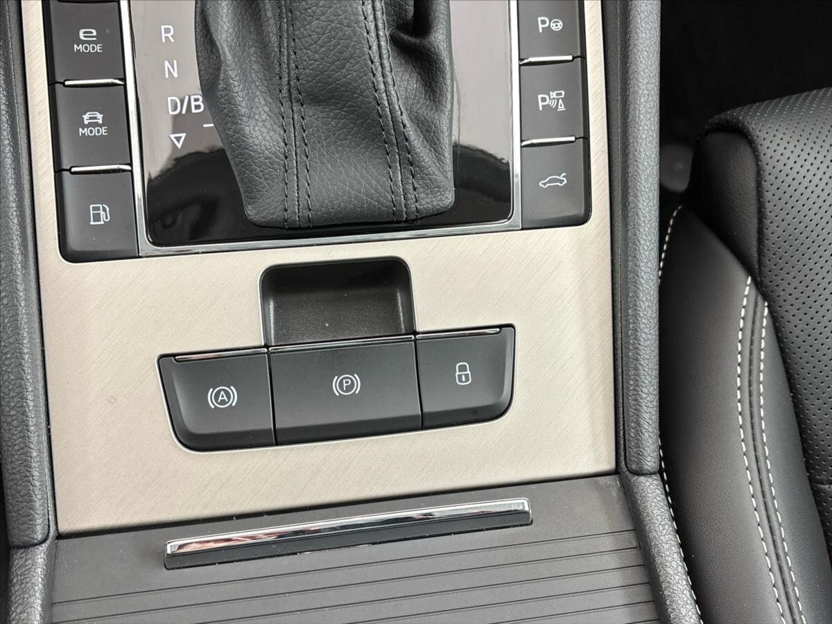 Škoda Superb Sedan / Limuzína 1,4 l 160 kw