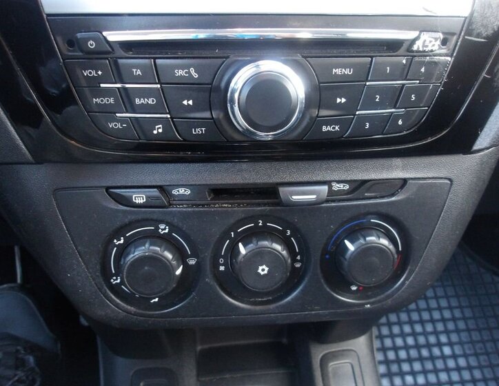 Peugeot 301 Sedan / Limuzína 1,2 l 53 kw