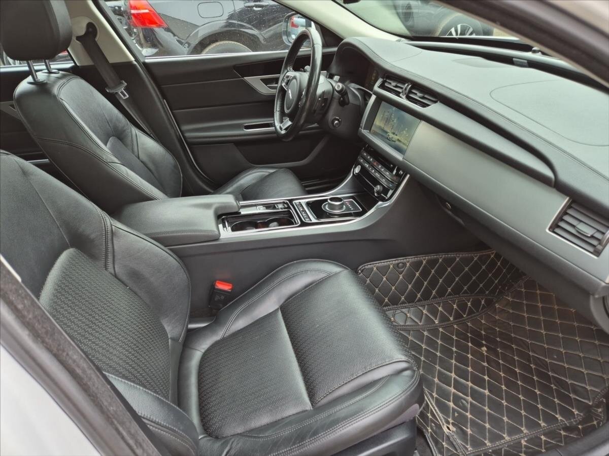 Jaguar XF Sedan / Limuzína 3,0 l 221 kw