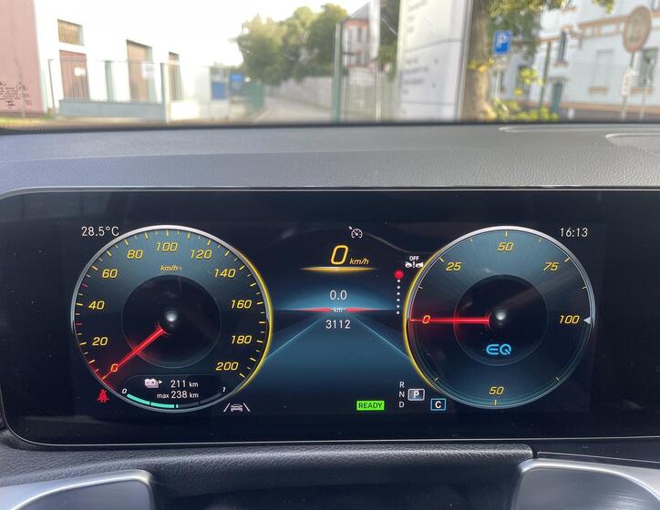 Mercedes-Benz EQB 10