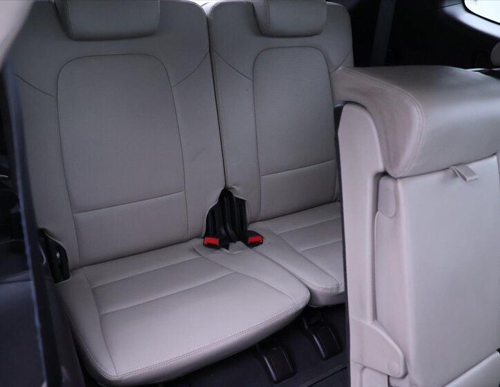 Hyundai Grand Santa Fe 13