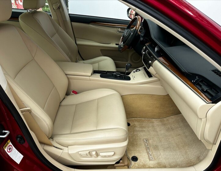 Lexus ES 300h Sedan / Limuzína 3,0 l 116 kw