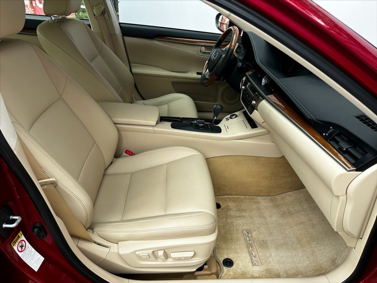 Lexus ES 300h Sedan / Limuzína 3,0 l 116 kw