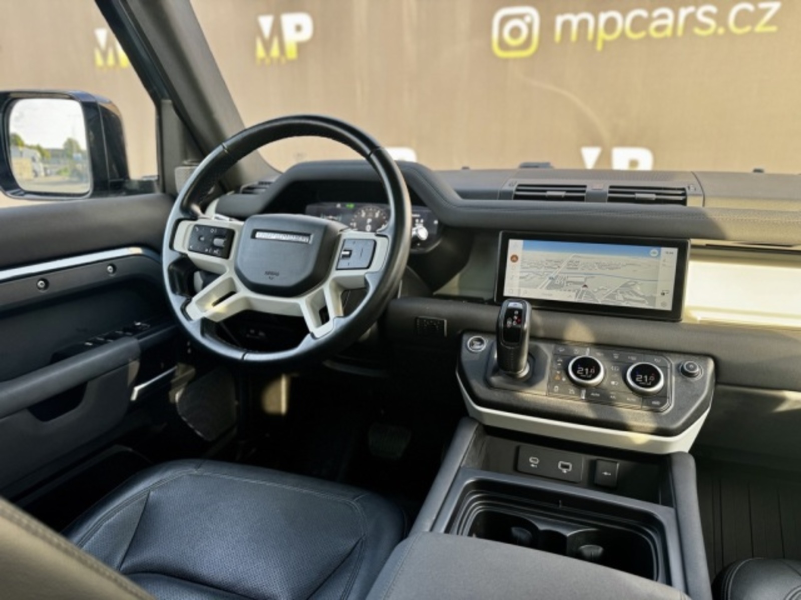 Land Rover Defender 14