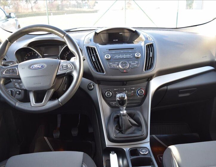 Ford Kuga SUV 1,5 l 88 kw
