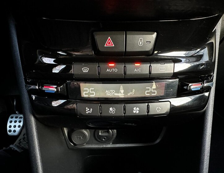 Peugeot 208 Hatchback 1,2 l 81 kw