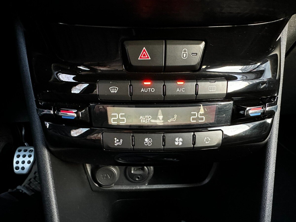 Peugeot 208 Hatchback 1,2 l 81 kw