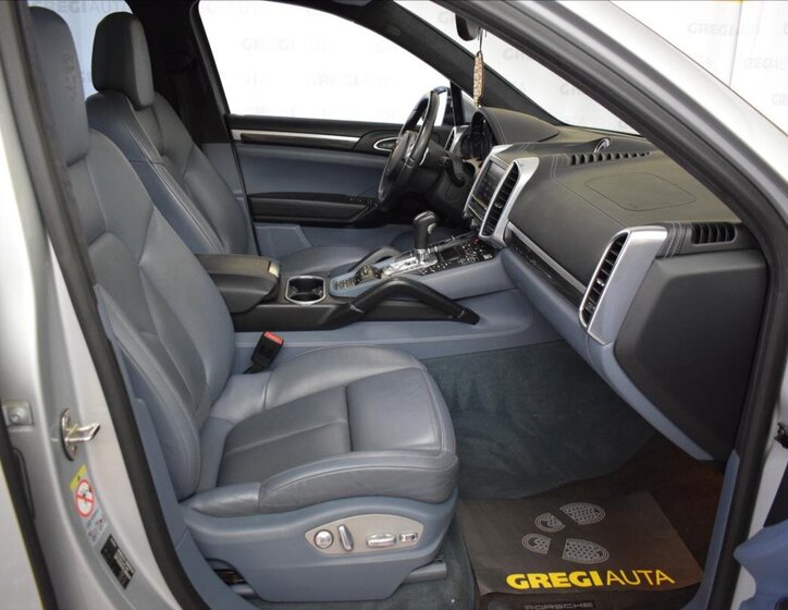 Porsche Cayenne SUV 4,8 l 405 kw