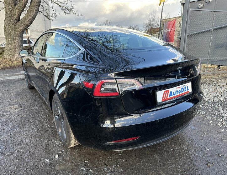 Tesla Model 3 Sedan / Limuzína 0,0 239 kw
