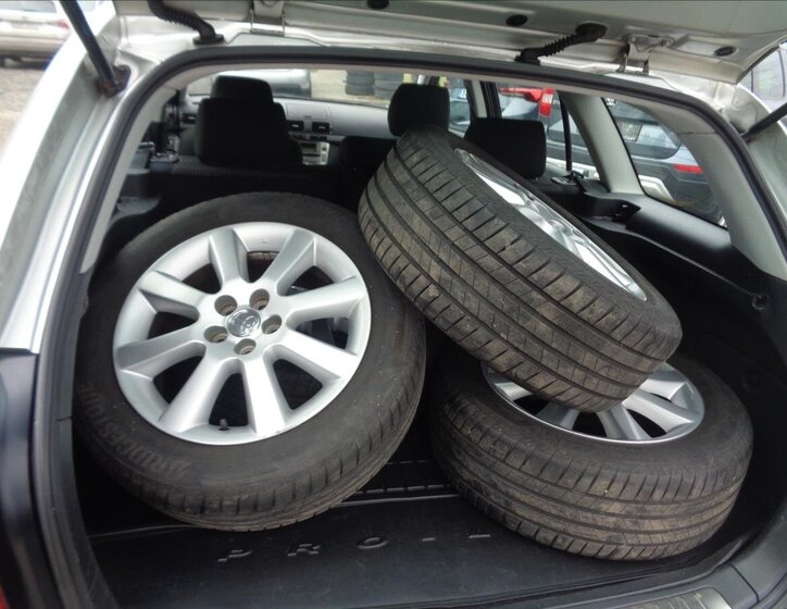 Toyota Avensis Kombi 2,0 l 108 kw