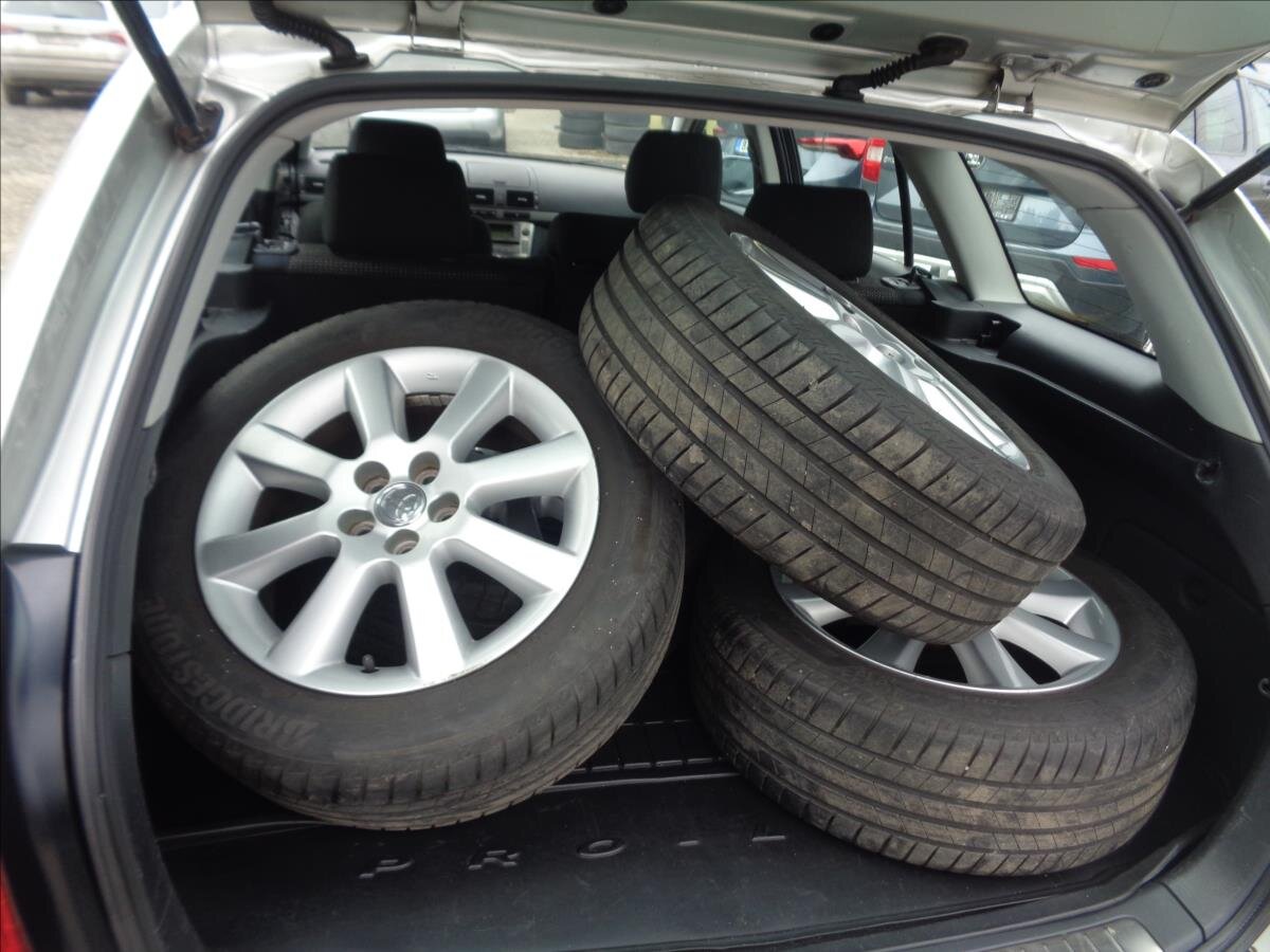 Toyota Avensis Kombi 2,0 l 108 kw