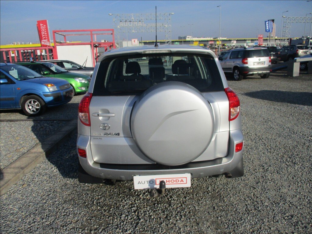 Toyota RAV4 SUV / Terénní 2,2 l 100 kw