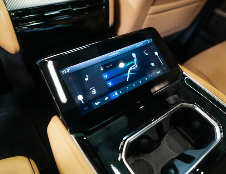 Jeep Grand Wagoneer 43