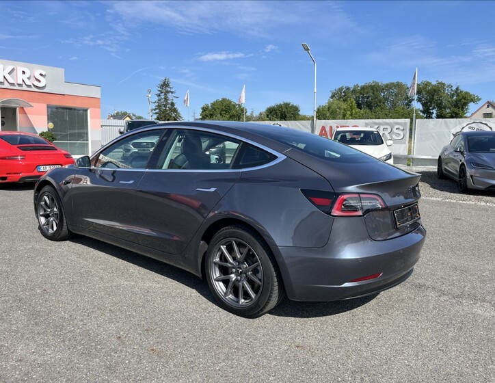 Tesla Model 3 8