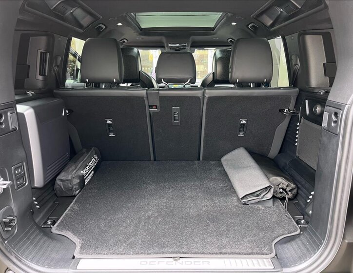 Land Rover Defender SUV / Terénní 4,4 l 467 kw