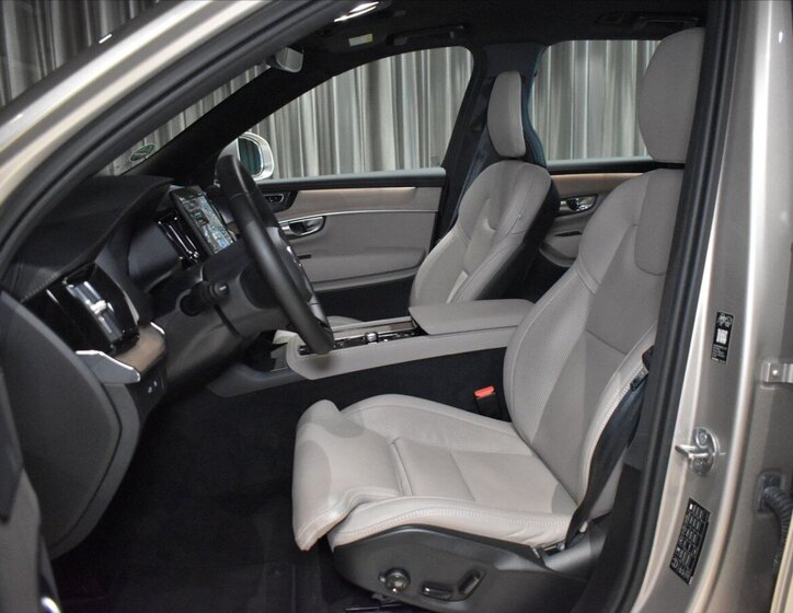 Volvo XC90 SUV / Terénní 2,0 l 228 kw