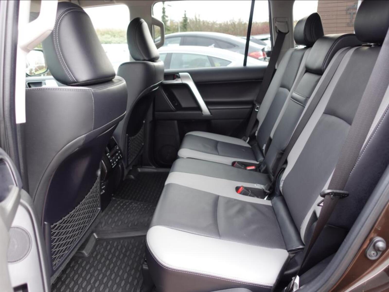 Toyota Land Cruiser 11