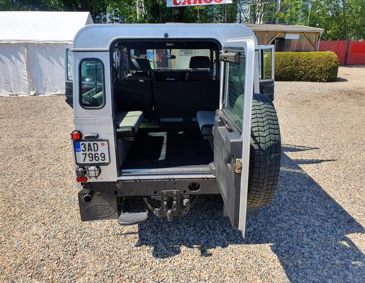 Land Rover Defender 29