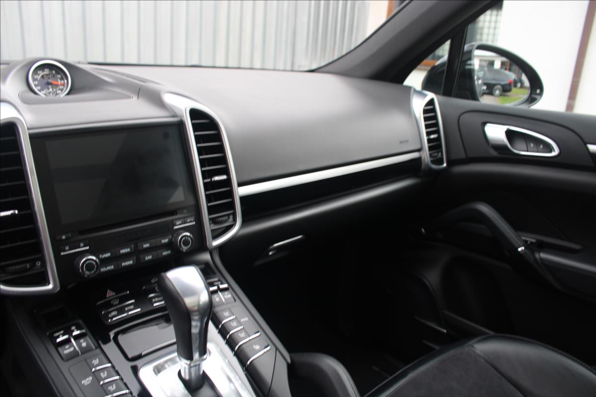 Porsche Cayenne SUV 4,1 l 283 kw