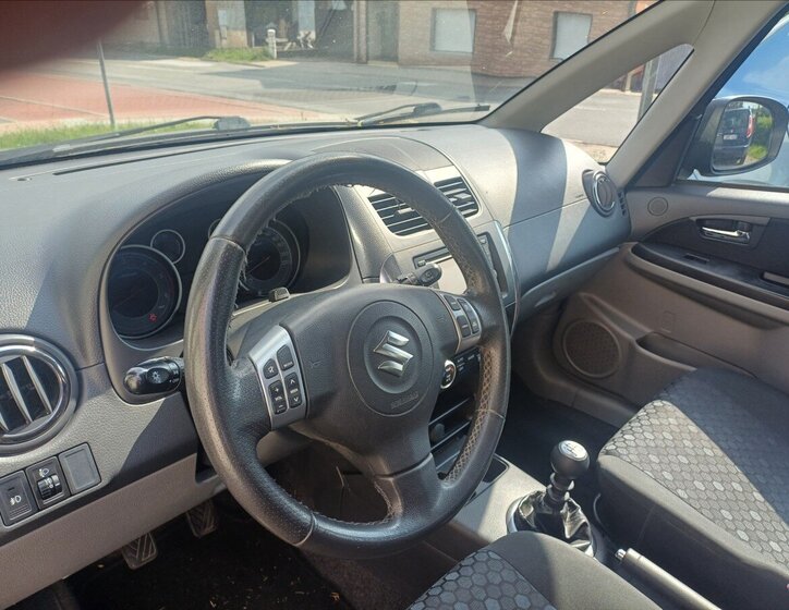 Suzuki SX4 Hatchback 2,0 l 99 kw